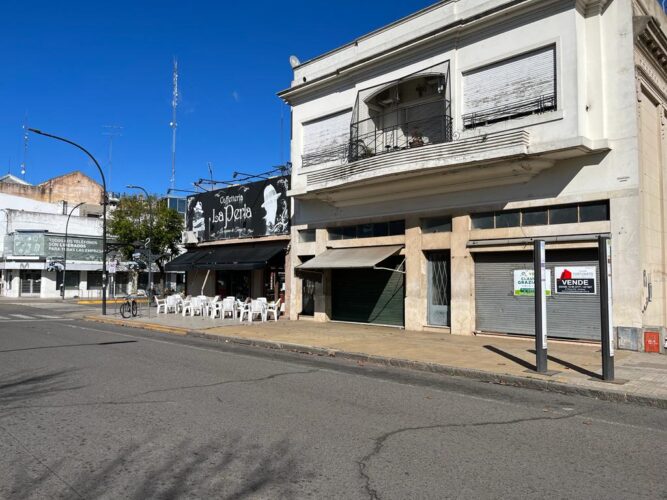 Local comercial más vivienda frente plaza principal!!!